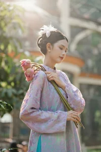 Elegant Vietnamese Flight Attendant Gabriella Bùi Shines in Traditional Ao Dai Fashion: A Fusion of Grace and Cultural Heritage-2