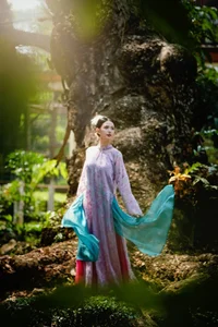 Elegant Vietnamese Flight Attendant Gabriella Bùi Shines in Traditional Ao Dai Fashion: A Fusion of Grace and Cultural Heritage-1