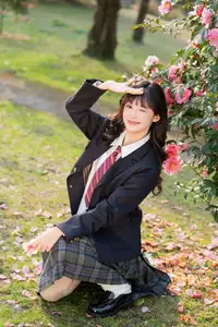 YiTuYu Vol.8694: Xia Yu Xiao Nian's Radiant Smile with Ukulele Amidst Spring Blossoms-20