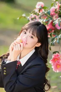 YiTuYu Vol.8694: Xia Yu Xiao Nian's Radiant Smile with Ukulele Amidst Spring Blossoms-27