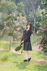 YiTuYu Vol.8694: Xia Yu Xiao Nian's Radiant Smile with Ukulele Amidst Spring Blossoms-24
