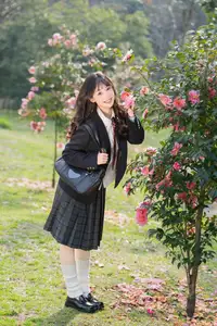 YiTuYu Vol.8694: Xia Yu Xiao Nian's Radiant Smile with Ukulele Amidst Spring Blossoms-28