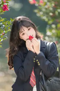 YiTuYu Vol.8694: Xia Yu Xiao Nian's Radiant Smile with Ukulele Amidst Spring Blossoms-26