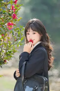 YiTuYu Vol.8694: Xia Yu Xiao Nian's Radiant Smile with Ukulele Amidst Spring Blossoms-19