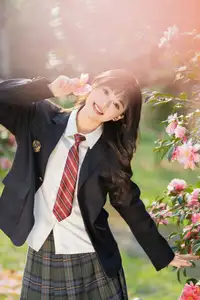 YiTuYu Vol.8694: Xia Yu Xiao Nian's Radiant Smile with Ukulele Amidst Spring Blossoms-2