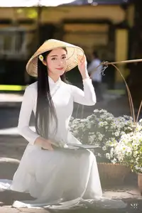 Vietnamese Ao Dai Beauty: Graceful girl with white daisies, an enchanting blend of tradition and charm.-0