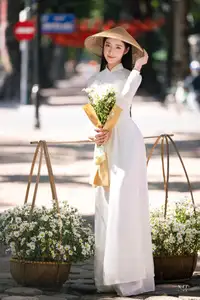 Vietnamese Ao Dai Beauty: Graceful girl with white daisies, an enchanting blend of tradition and charm.-7
