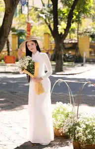 Vietnamese Ao Dai Beauty: Graceful girl with white daisies, an enchanting blend of tradition and charm.-8