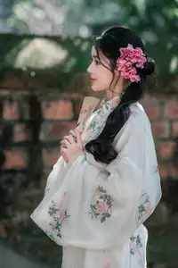 Discover the ethereal beauty of a Vietnamese girl exuding classic charm and gentle grace captivating every gaze-0