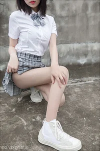 Capturing Timeless Youth with Nian Nian in Classic JK Style on an Urban Rooftop-2