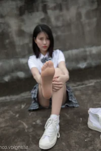 Capturing Timeless Youth with Nian Nian in Classic JK Style on an Urban Rooftop-12