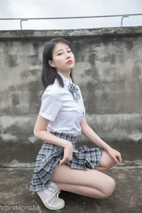 Capturing Timeless Youth with Nian Nian in Classic JK Style on an Urban Rooftop-1