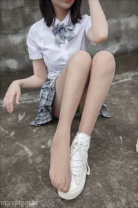 Capturing Timeless Youth with Nian Nian in Classic JK Style on an Urban Rooftop-7