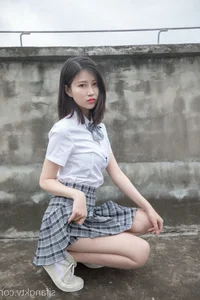 Capturing Timeless Youth with Nian Nian in Classic JK Style on an Urban Rooftop-3