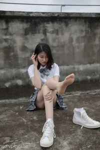 Capturing Timeless Youth with Nian Nian in Classic JK Style on an Urban Rooftop-13