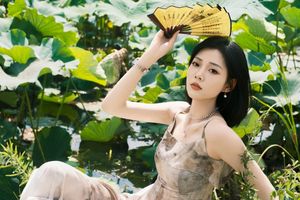 Li Yue in Tranquil Lotus Pond - YiTuYu Art Language Vol.8292: Natural Beauty and Serenity Amidst Green Lotus Leaves-11