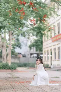 Discover the Elegant Beauty of a Vietnamese Young Woman in White Áo Dài 1000026883-3
