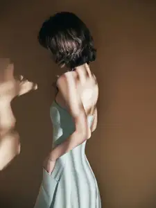 Zhao Liying: Elegant Beauty and Serene Aura with Pure White Orchids - Discover Her Natural Charm-5