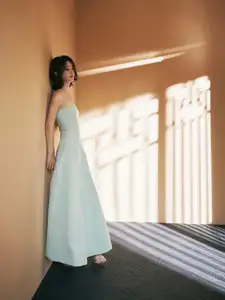 Zhao Liying: Elegant Beauty and Serene Aura with Pure White Orchids - Discover Her Natural Charm-2