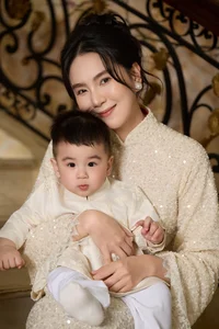 Elegant Mother and Son Photoshoot: MC Mai Ngọc Celebrates Vietnamese Tradition in Stunning Red Ao Dai with Her Adorable Baby Boy-1