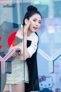 Jisoo BLACKPINK Redefines Barbiecore Aesthetic At The Exclusive Hello Kitty Pop-Up Event-12