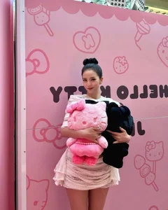 Jisoo BLACKPINK Redefines Barbiecore Aesthetic At The Exclusive Hello Kitty Pop-Up Event-0