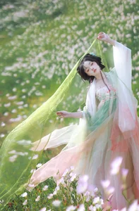 Xian Luo in YiTuYu Art Language Vol.9171: A Stunning Spring-Themed Portrait Collection for Artistic Inspiration and High-Quality Photography Enthusiasts-7