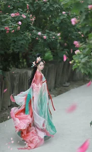 Ethereal Beauty of Qian Yue in Hanfu - YiTuYu Vol.8936 Art Language-8