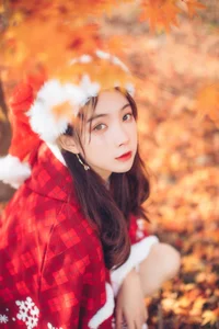 Stunning Christmas Girl Aesthetic Under Autumn Maple Leaves - YiTuYu Art Language Vol.9134 Featuring Xu Shi Qi Ma Portrait Photography Collection-12