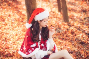 Stunning Christmas Girl Aesthetic Under Autumn Maple Leaves - YiTuYu Art Language Vol.9134 Featuring Xu Shi Qi Ma Portrait Photography Collection-7