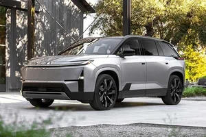 2027 Toyota Highlander EV: The Ultimate 3-Row Electric SUV with 374-Mile Range, Advanced Tech, and Family-First Design Starting at $55,000-8