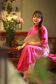 Elegant Vietnamese Woman in Vibrant Pink Ao Dai - Stunning Portrait 1000017575-1