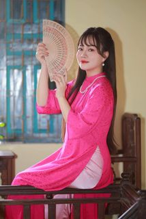 Elegant Vietnamese Woman in Vibrant Pink Ao Dai - Stunning Portrait 1000017575-2