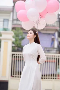 Elegant White Ao Dai: Traditional Vietnamese Student Fashion and Cultural Grace-4