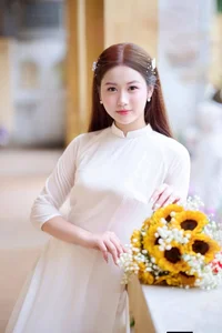 Elegant White Ao Dai: Traditional Vietnamese Student Fashion and Cultural Grace-2