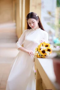 Elegant White Ao Dai: Traditional Vietnamese Student Fashion and Cultural Grace-1