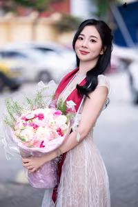 VGU No.46: Captivating Vietnamese Student Radiates Confidence and Grace, Celebrating a Significant Academic Milestone.-6