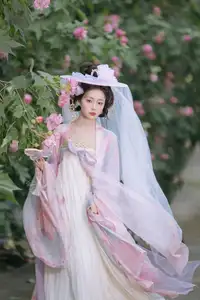 YiTuYu Vol.8616: Qian Yue's Serene Elegance Amidst Blooming Hibiscus-6