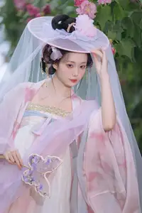 YiTuYu Vol.8616: Qian Yue's Serene Elegance Amidst Blooming Hibiscus-4