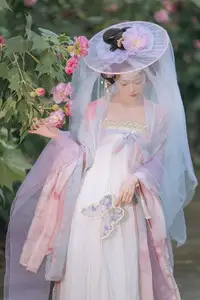 YiTuYu Vol.8616: Qian Yue's Serene Elegance Amidst Blooming Hibiscus-18