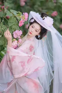 YiTuYu Vol.8616: Qian Yue's Serene Elegance Amidst Blooming Hibiscus-16