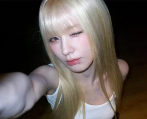 Stunning Platinum Blonde Transformation: (G)I-DLE Miyeon Shocks Fans with New Visual Icon Look – 4th Gen K-pop Style Inspiration-1