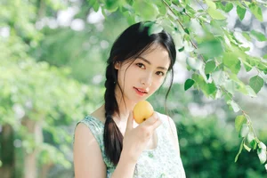 Elegant Summer Aesthetic Portrait Series: Art Language Vol.9364 featuring Model Bu Yao Zhang Rou in a Sweet Mint Breeze Setting-4