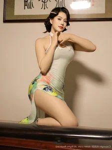 Elegant Modern Cheongsam Fashion and Oriental Aesthetic Photography: XiuRen No.10749 Featuring the Graceful Lilyanna-31
