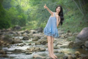 Early Summer Aesthetic: YiTuYu Art Language Vol.9277 Featuring Model Qi Qi in Lush Emerald Nature Photography-3
