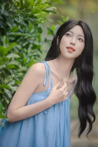 Early Summer Aesthetic: YiTuYu Art Language Vol.9277 Featuring Model Qi Qi in Lush Emerald Nature Photography-22