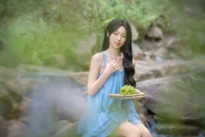 Early Summer Aesthetic: YiTuYu Art Language Vol.9277 Featuring Model Qi Qi in Lush Emerald Nature Photography-8