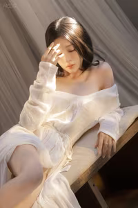 VGU No.154: Discover the Alluring and Dreamy Beauty of a Woman Bathed in Golden Sunlight-3