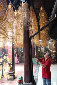 Exploring the 130-Year-Old Chùa Ông: A Cultural Gem in Can Tho, Vietnam with Mesmerizing Eternal Incense Coils-7