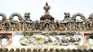 Exploring the 130-Year-Old Chùa Ông: A Cultural Gem in Can Tho, Vietnam with Mesmerizing Eternal Incense Coils-8